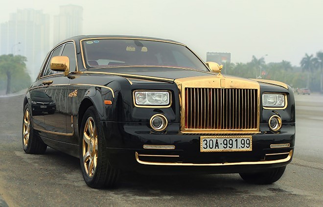 Chiếc xe  siêu sang Rolls-Royce Phantom mạ vàng, gắn rồng nổi thuộc sở hữu của một đại gia kinh doanh bất động sản ở Hà Nội. Xe vừa đổi sang biển số Hà Nội sau một thời gian gắn biển TP HCM.